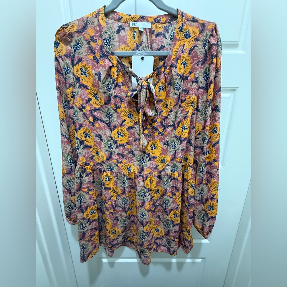NWT. DR2 by Daniel Rainn. Floral Tie Neck Tunic. Mauve Floral Print. Size Med.